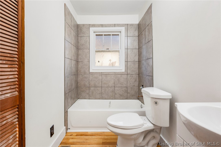 Listing Image 4