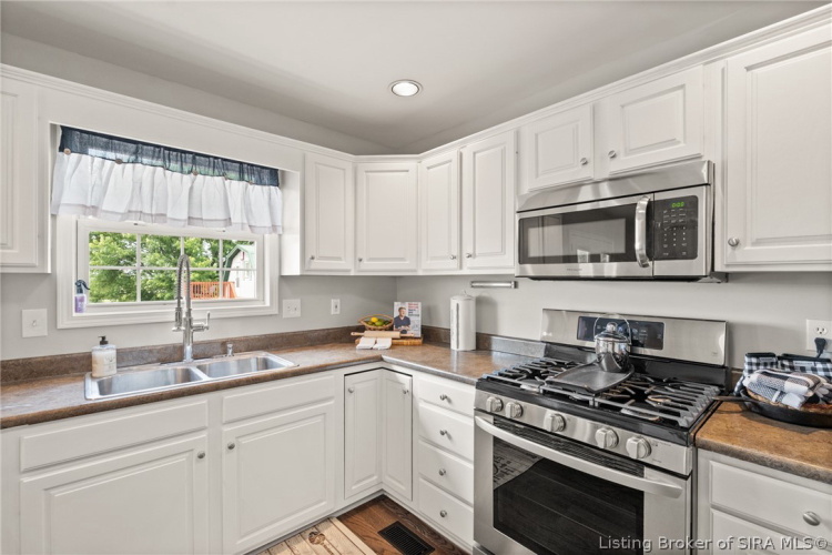 Listing Image 11