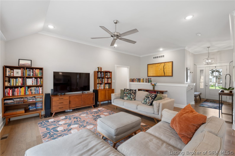 Listing Image 4