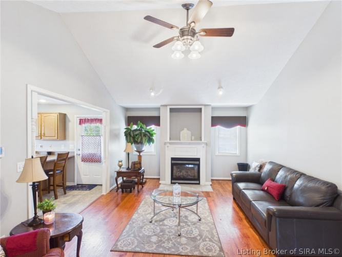 Listing Image 4