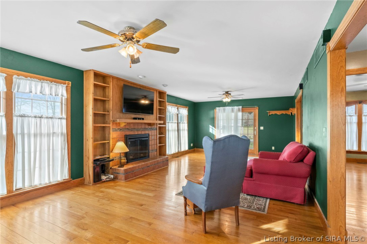 Listing Image 4