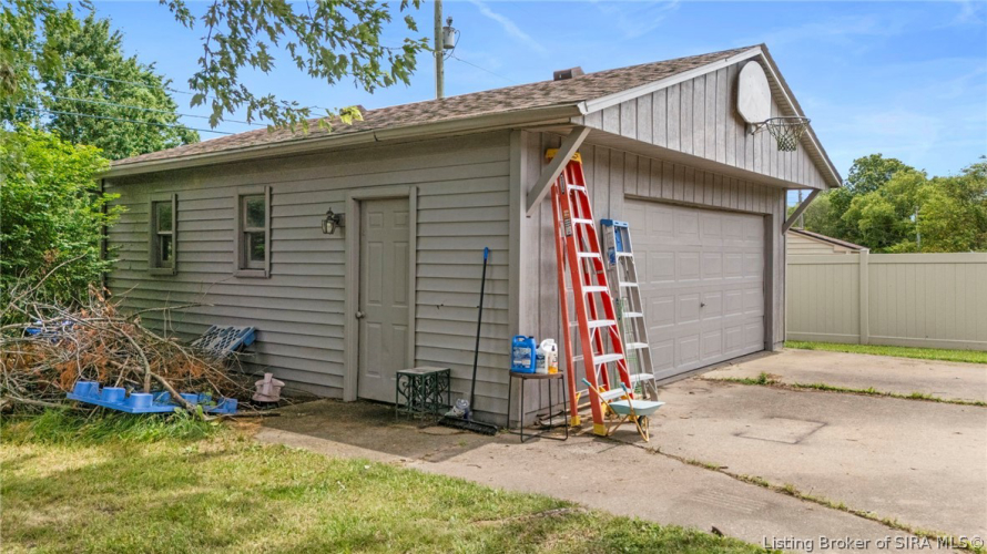 Listing Image 4