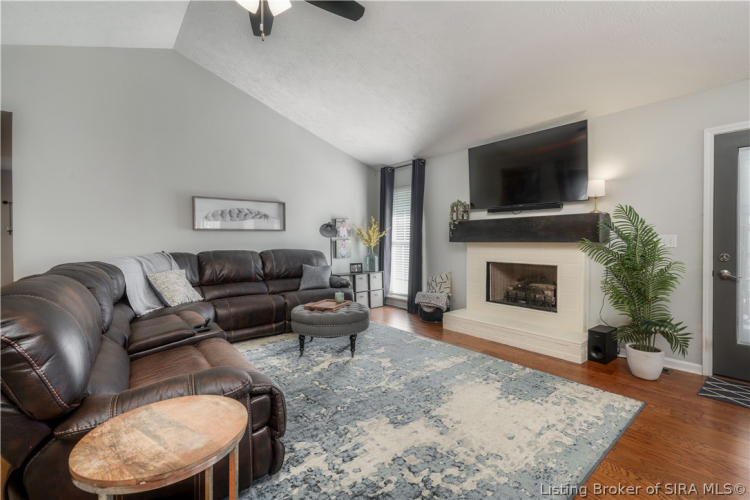Listing Image 4