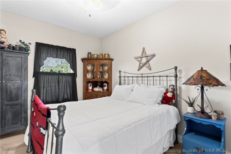 Listing Image 4