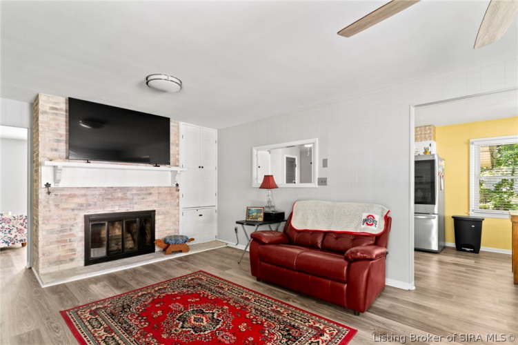 Listing Image 4