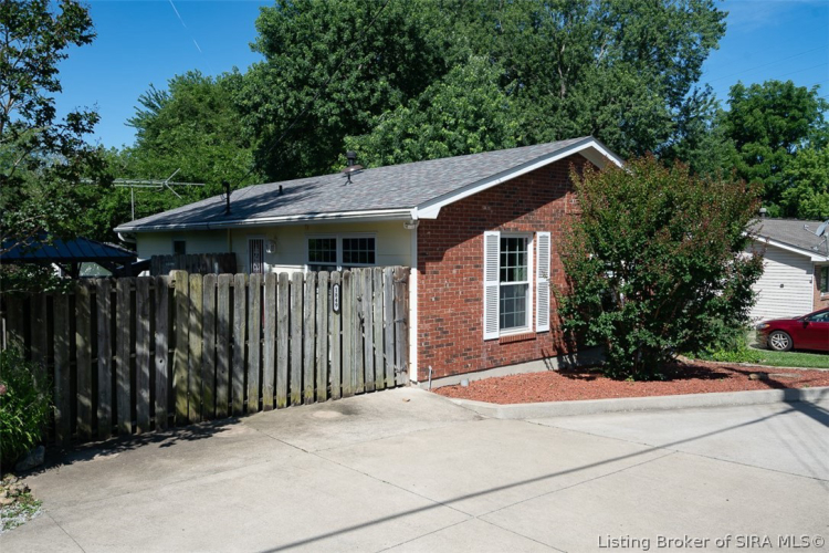 Listing Image 4