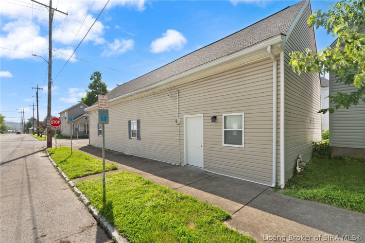 Listing Image 4
