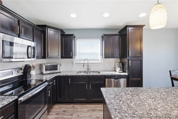 Listing Image 12